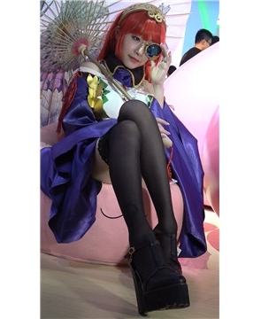 chinajoy现场拍摄黑丝美腿cosplay独眼龙的妹子。