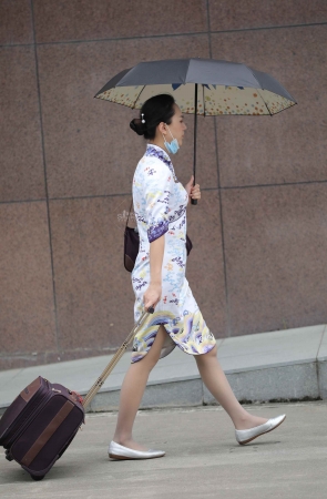 【街拍心灵】偶遇HU航灰丝经典旗袍街拍空姐下班了