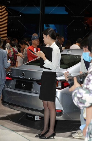 雷克萨斯的苗条黑丝销售顾问