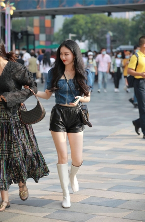 四九城嘎子街拍作品 – 黑皮热裤闺蜜