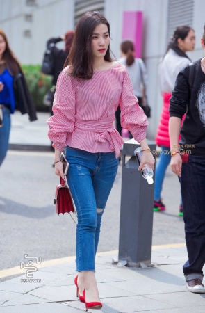 紧身牛仔裤，高跟（10）