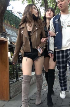 4k-街拍热裤美腿姐妹花逛街，白花花的美腿啊 [1.00 GB]