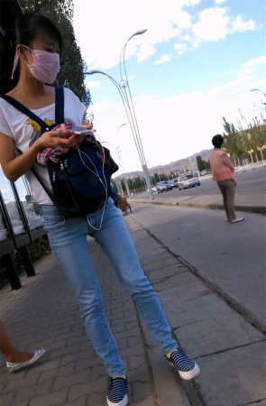 充满青春气息的牛仔裤妹子