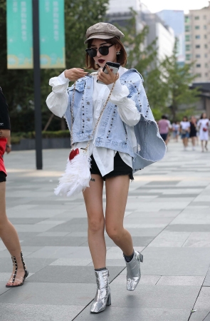 辉辉街拍作品 – 墨镜长腿短发美女小姐姐