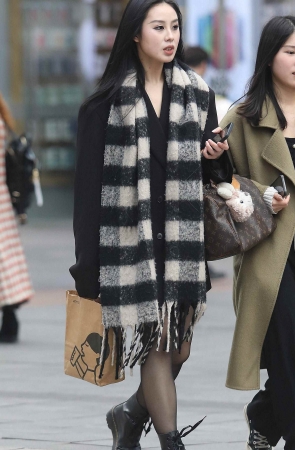 街拍黑丝妹子