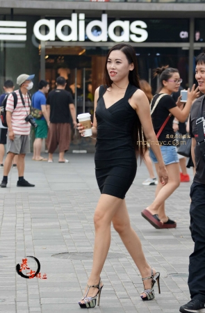 16.9.17 黑色短裙，超高跟鞋