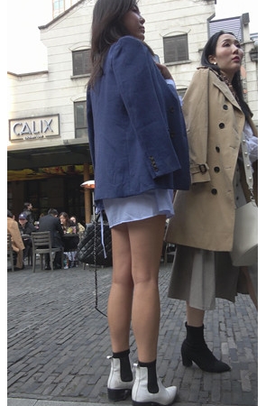 蓝色连体裙裸腿美女