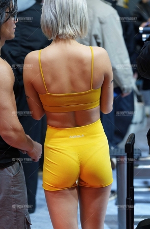 黄色紧身短裤 – 短发纹身 [24P]