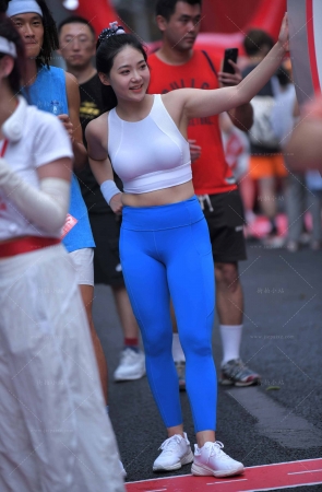 笑得超甜的蓝色紧身裤美女