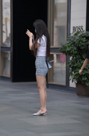 紧身包臀裙，肉腿小姐姐