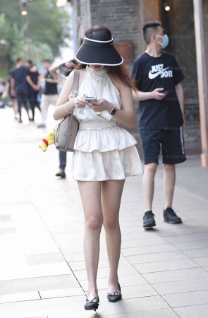 25522-18=40√遐想美腿小姐姐