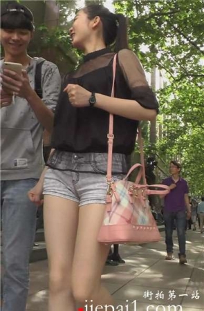 街拍马尾辫清纯美腿热裤MM [520 MB]