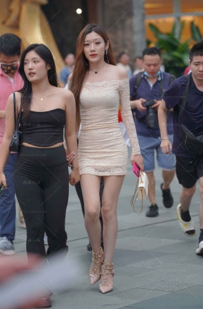街拍蕾丝包臀裙香肩美眉
