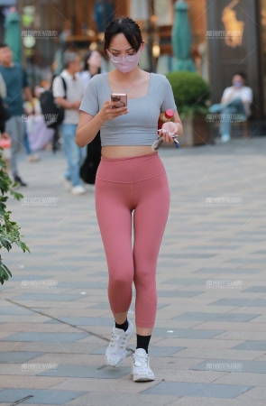 粉色紧身瑜伽裤