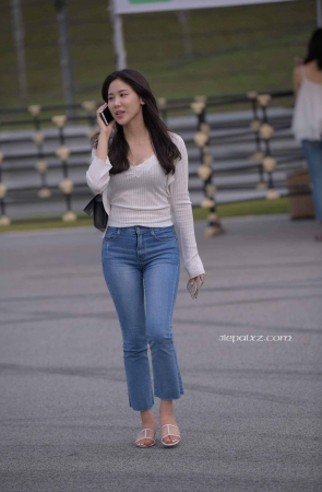 街拍紧身蓝牛气质美女