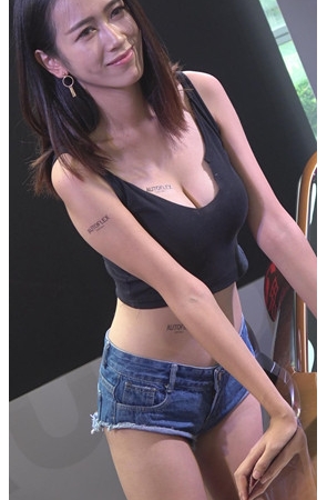 热裤车模小姐姐