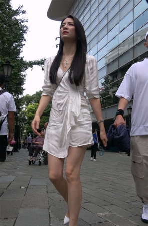 白裙长腿姐姐