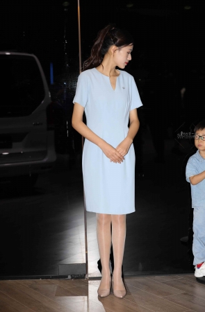 【街拍心灵】奔驰展厅利益街拍肉丝美腿高跟