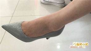 特写裸足尖嘴高跟鞋，近到想舔屏幕