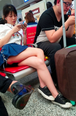 美女这坐姿着实有点过分了