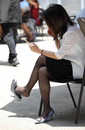 偶遇熟女少妇黑丝高跟挑鞋休息【套图✚视频】 7P