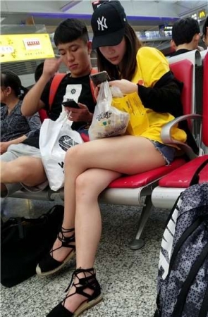 4k超清，候车室内的极品美腿气质美女，有点容祖儿的感觉