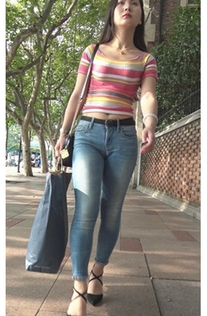 丰满漂亮的牛仔紧身美女[1.33G/MP4]