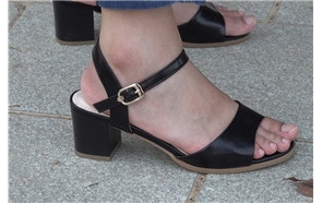 超白嫩玉足美女 [1.00 GB/avi]