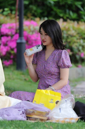 紫色花裙女孩与闺蜜（一）