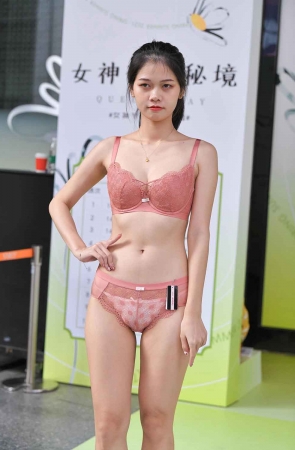 粉系内衣秀