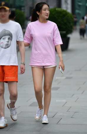 高挑超短热裤美女