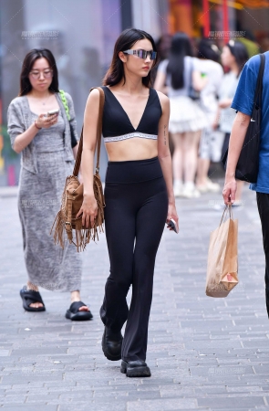 微喇紧身裤美女