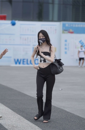 高挑曲线身材小姐姐