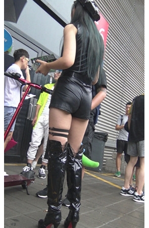 展会外吸烟的极品小皮裤模特 [1.64G/MP4]