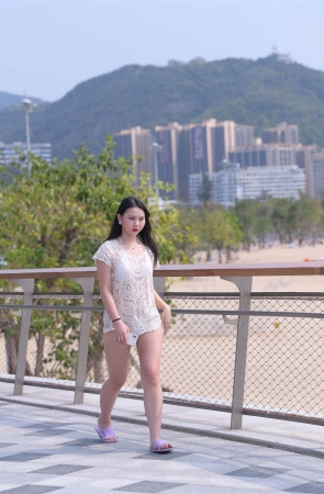 视觉冲击街拍作品 – 海边丰腴的白色比基尼美女