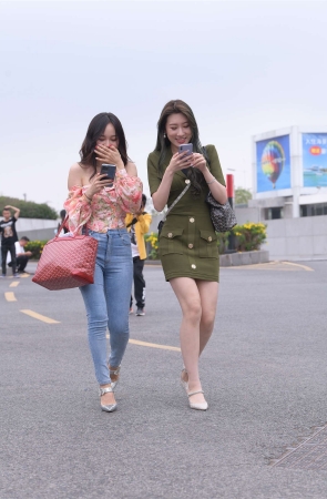 靓丽一字肩牛仔裤