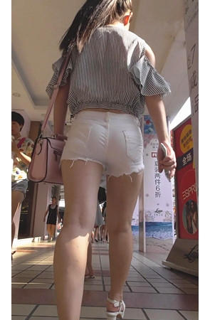白色短裤紧身妹子