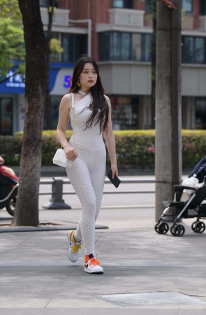【视觉冲击模拍作品】白色连体紧身裤女孩