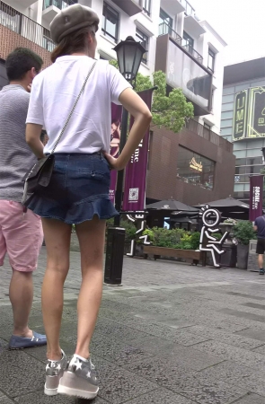 苗条细腿好身材白T恤美女姐姐