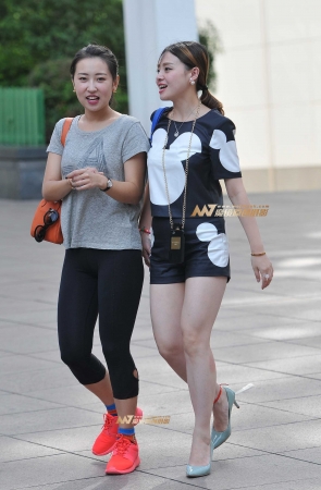 黑色瑜伽裤和紧致短裤美腿少妇