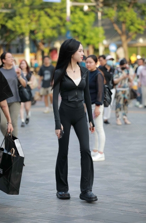街拍黑色长裤美眉