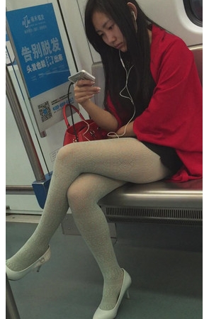 玩手机的红衣小姐姐