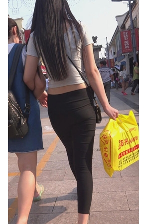 黑色紧身裤气质美女