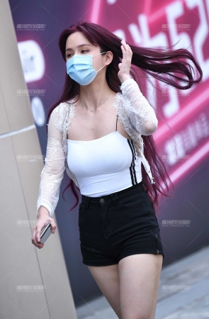 迎面走来的热裤