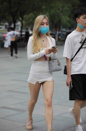 街拍超短包臀裙女友