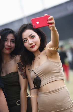 不断摇摆的紧身裙