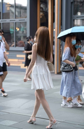 街拍白裙小姐姐