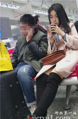 4k-高铁站候车室的美腿红唇清新小美女