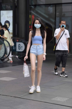 纤细小蛮腰热牛女孩