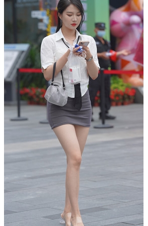 制服气质美女 面若桃花明眸皓齿【套图+视频】